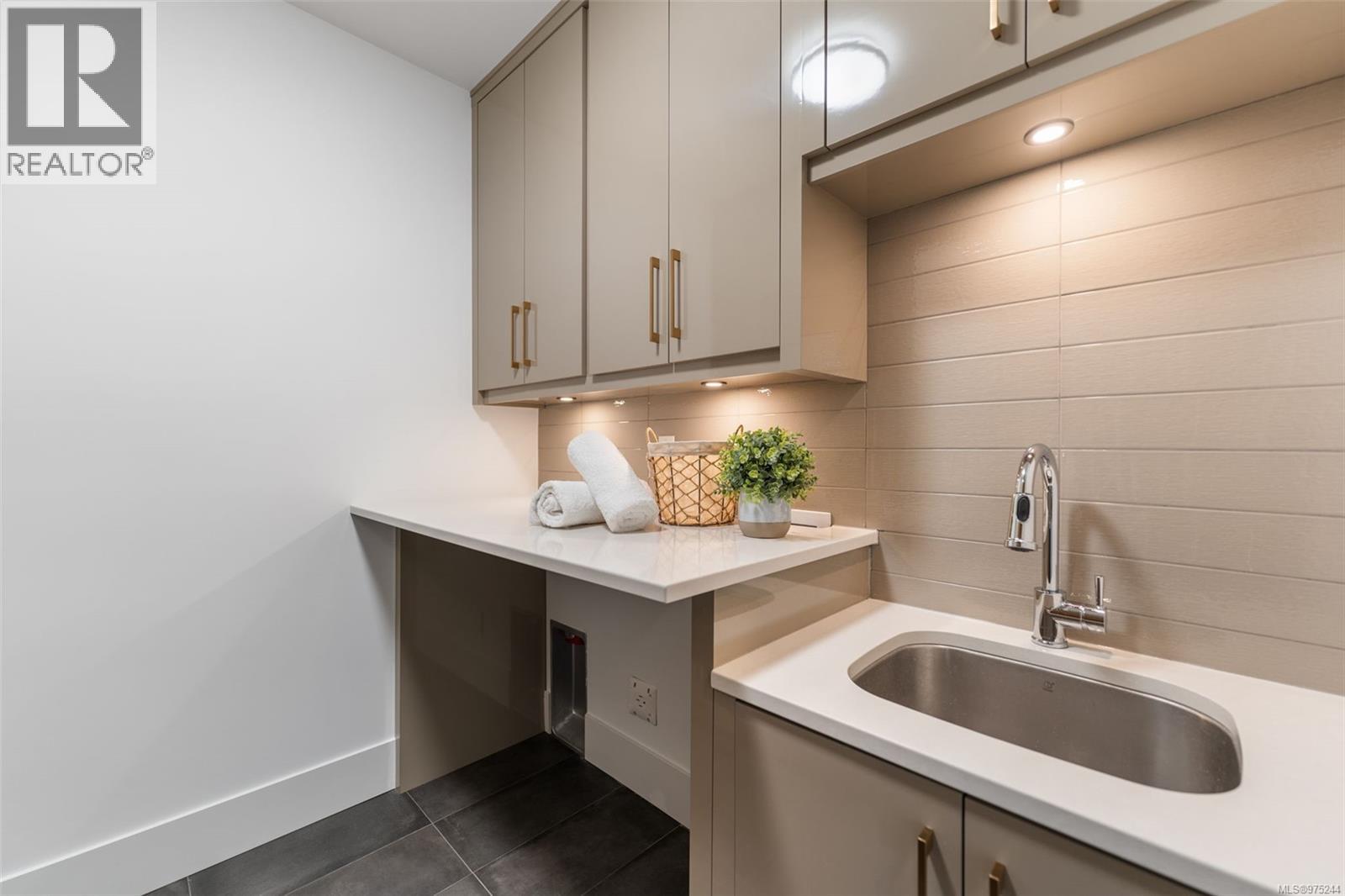 1221 VIEWTOP RD - 47