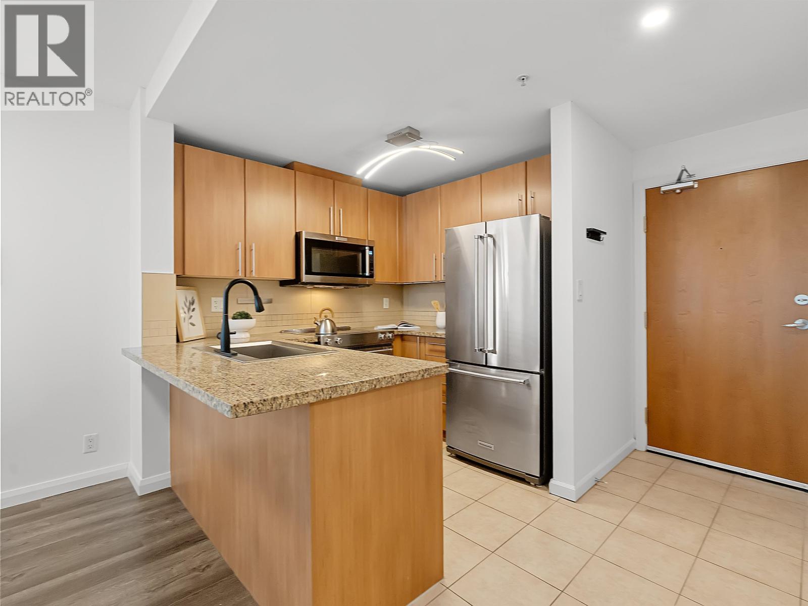 2010 892 CARNARVON STREET