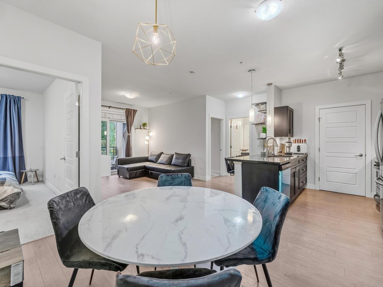 206 20062 FRASER HIGHWAY, Langley