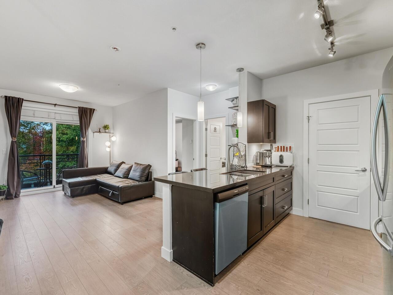 206 20062 FRASER HIGHWAY, Langley