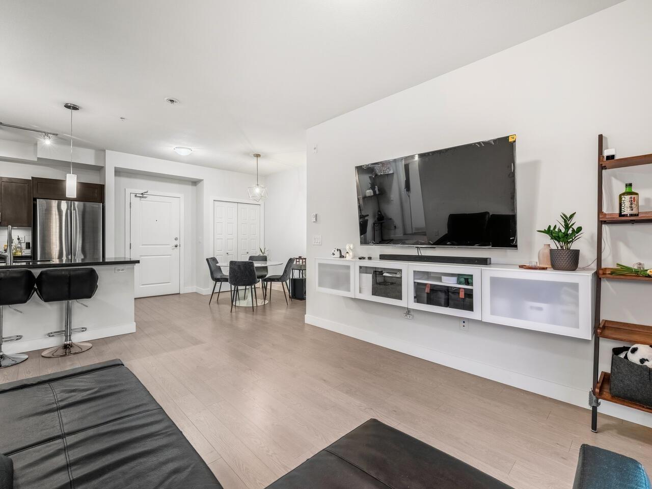 206 20062 FRASER HIGHWAY, Langley