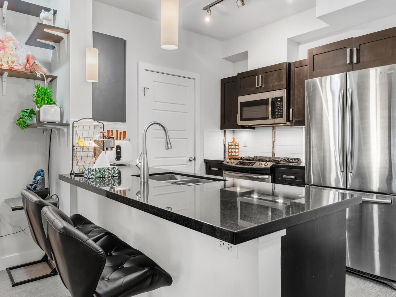 206 20062 FRASER HIGHWAY, Langley