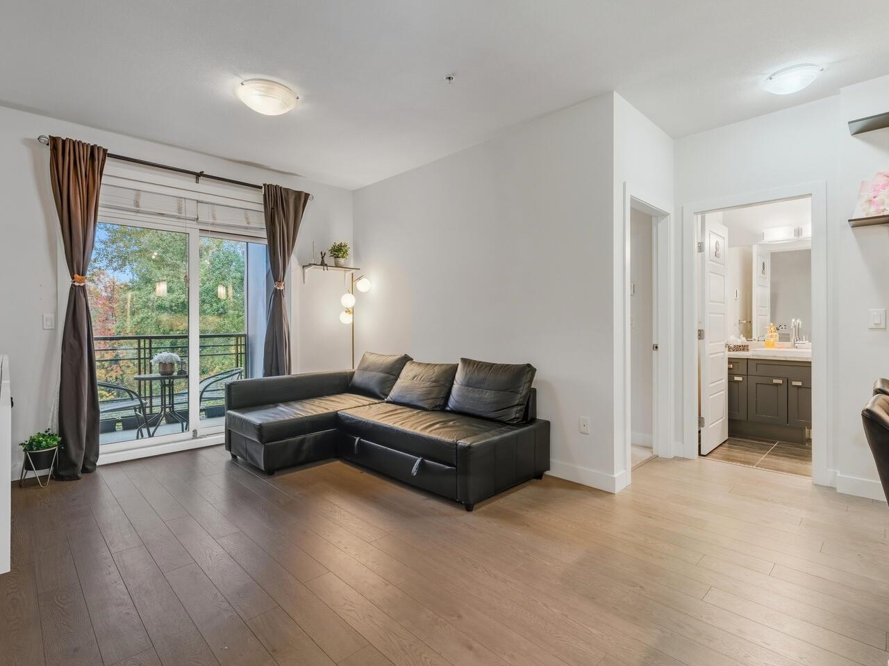 206 20062 FRASER HIGHWAY, Langley