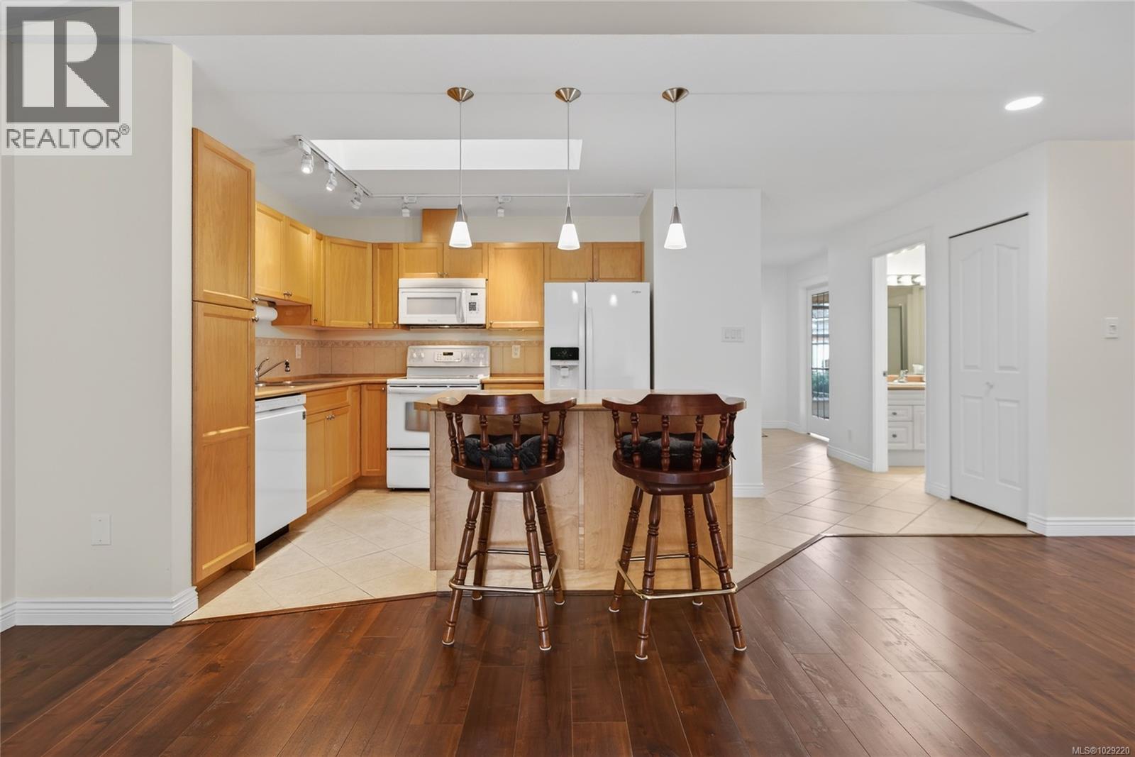 #127 1919 ST. ANDREWS PL - 10