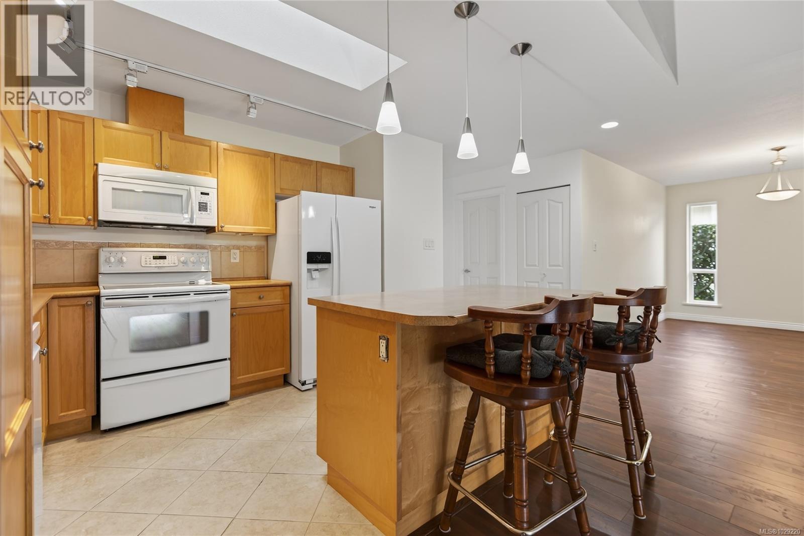 #127 1919 ST. ANDREWS PL - 11