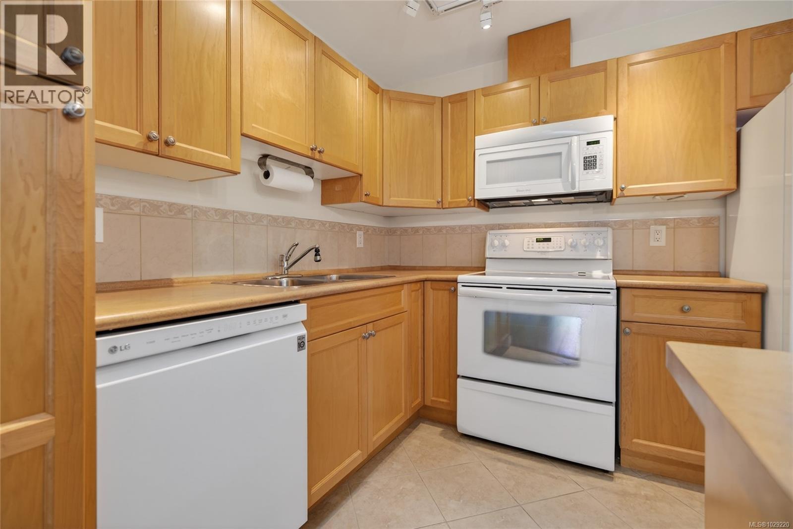 #127 1919 ST. ANDREWS PL - 12