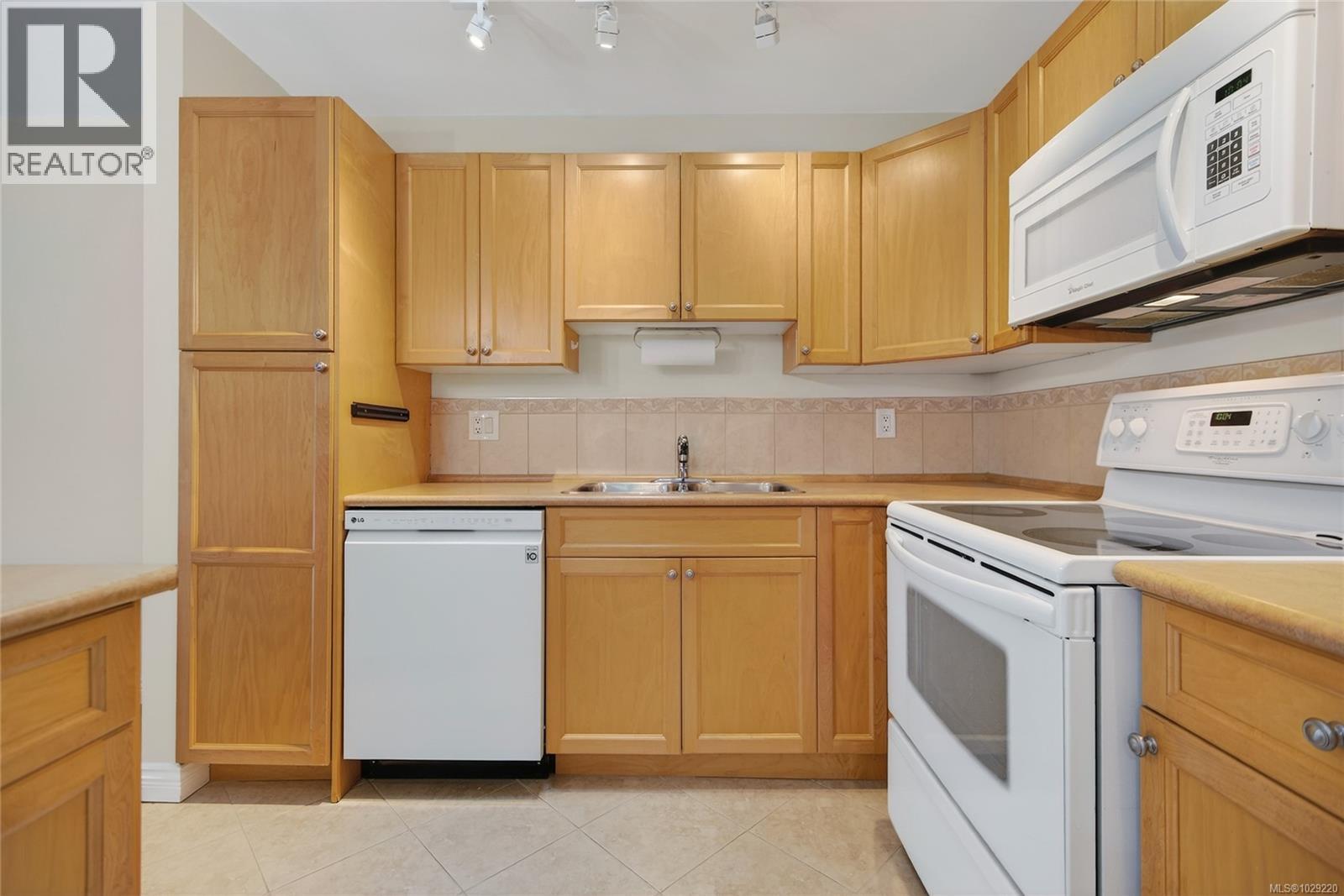 #127 1919 ST. ANDREWS PL - 14