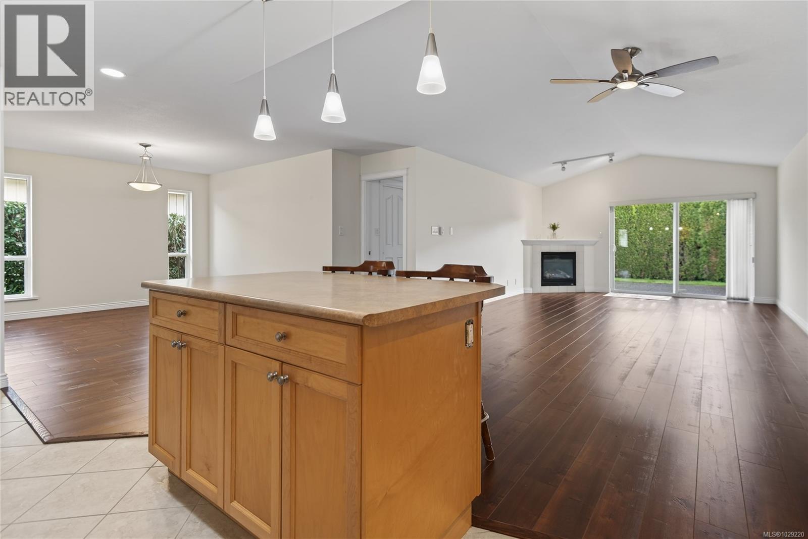 #127 1919 ST. ANDREWS PL - 15