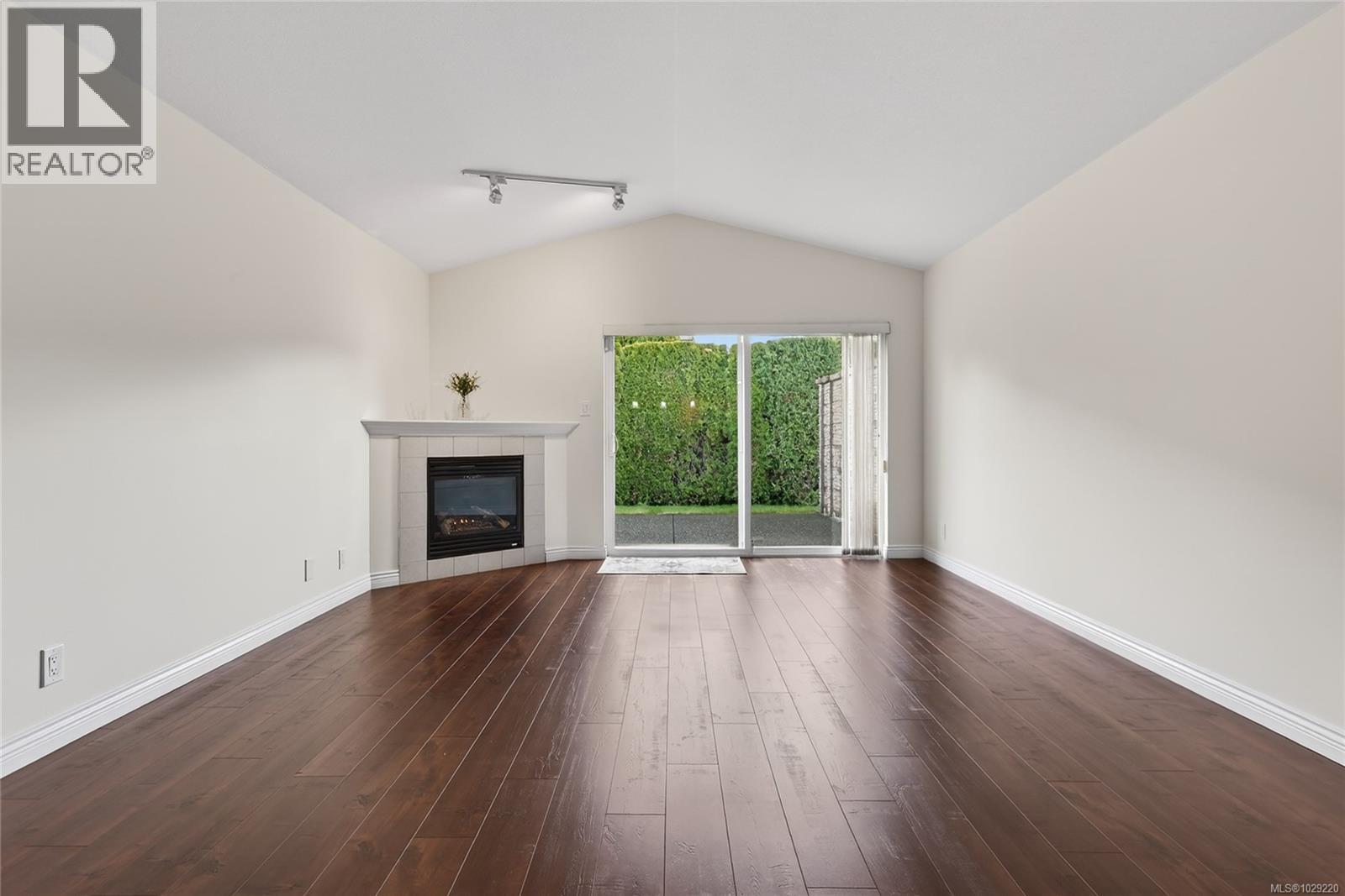 #127 1919 ST. ANDREWS PL - 19