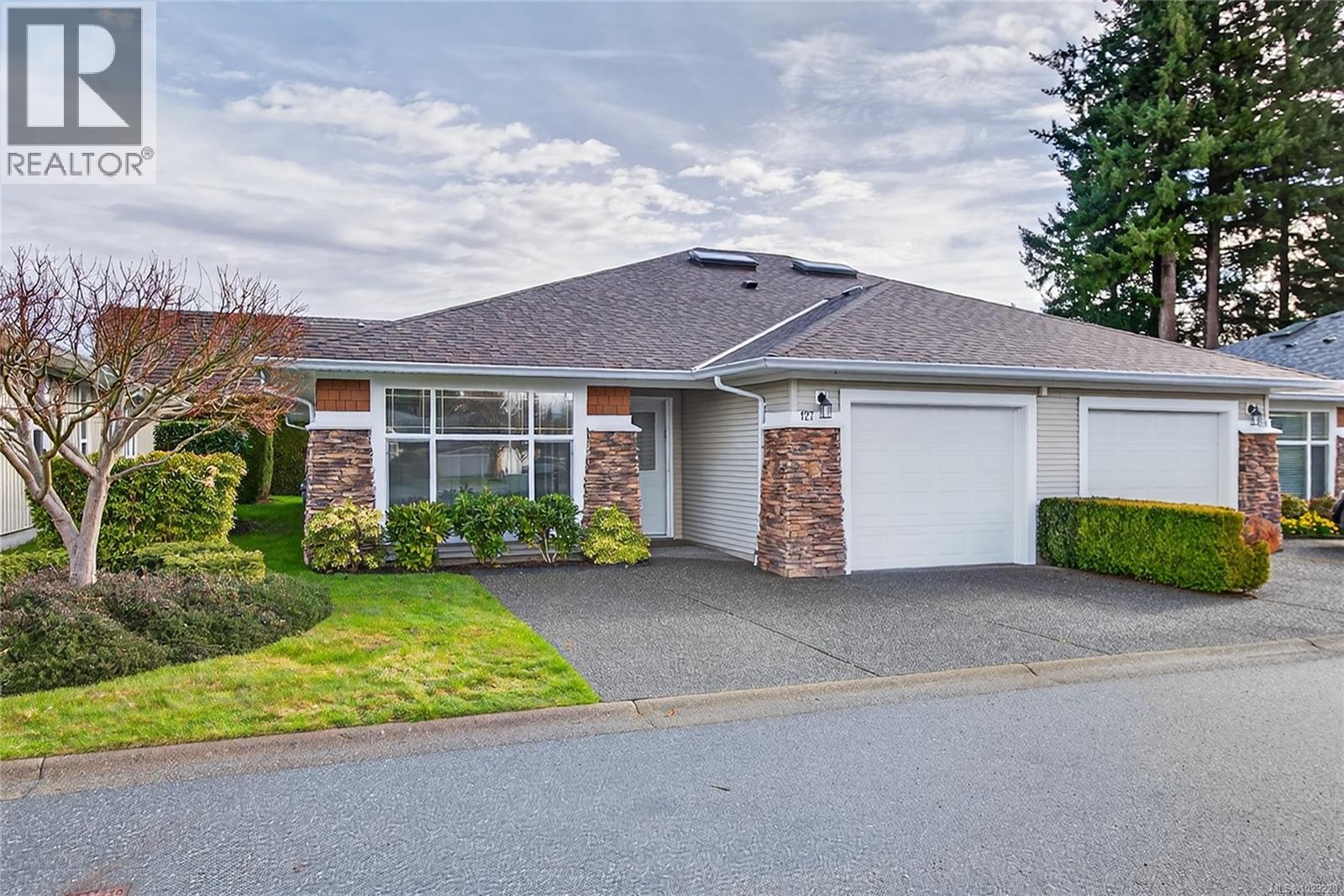 #127 1919 ST. ANDREWS PL - Image 2