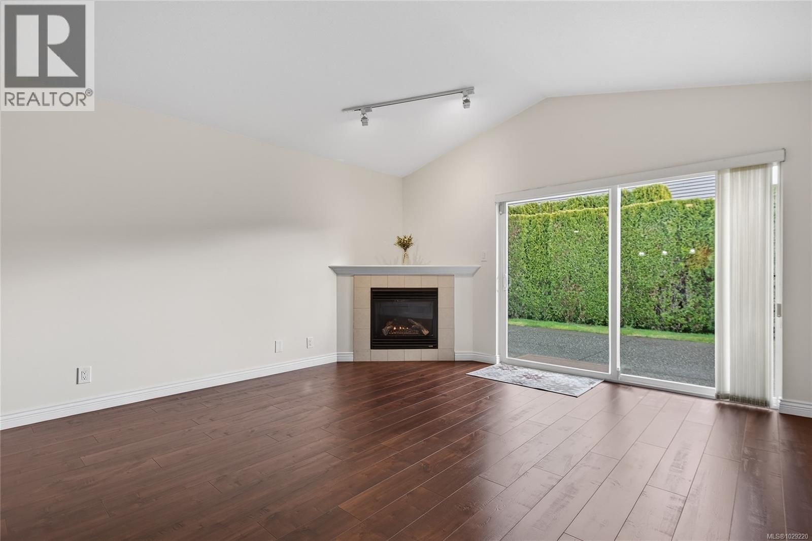 #127 1919 ST. ANDREWS PL - 20