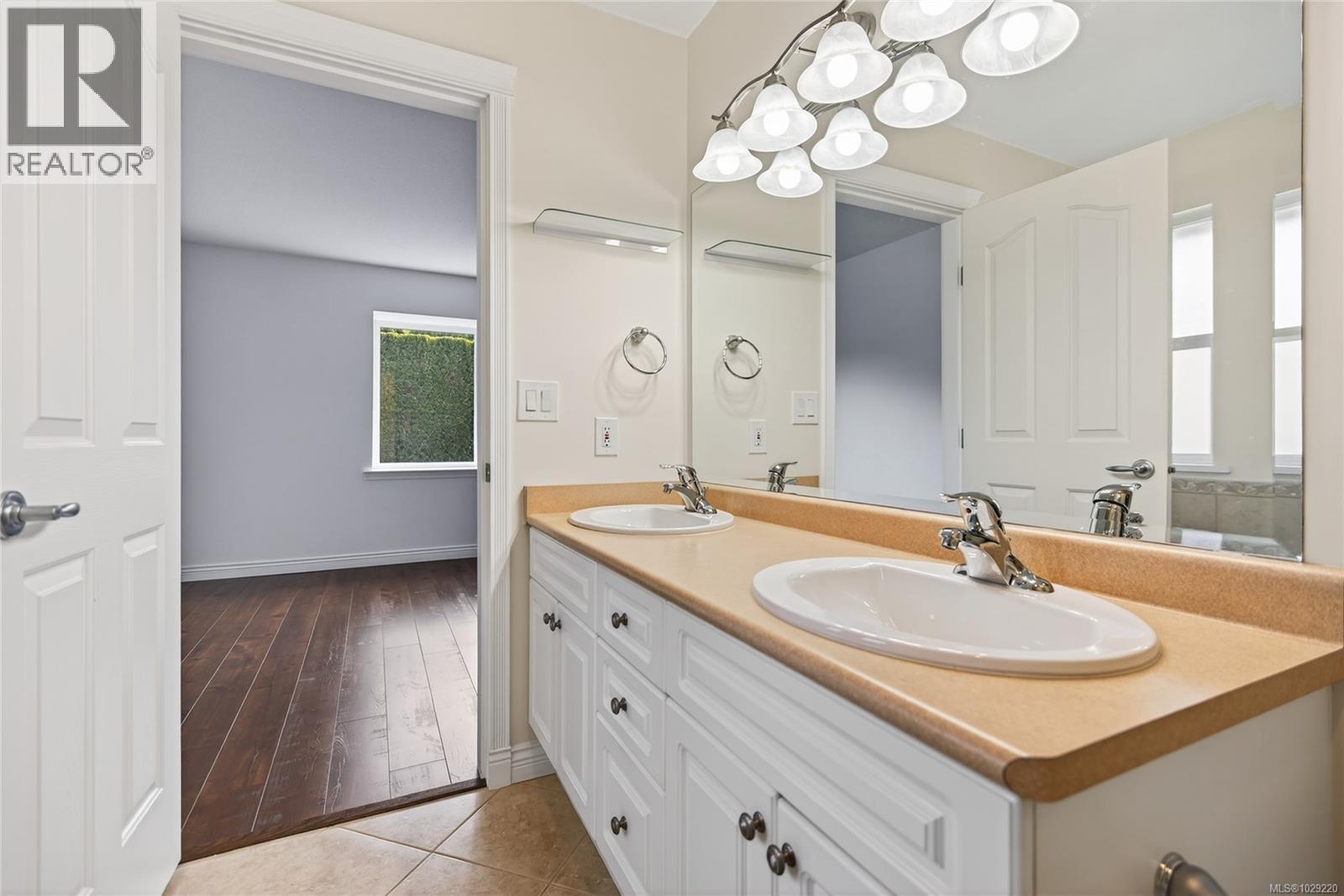 #127 1919 ST. ANDREWS PL - 27