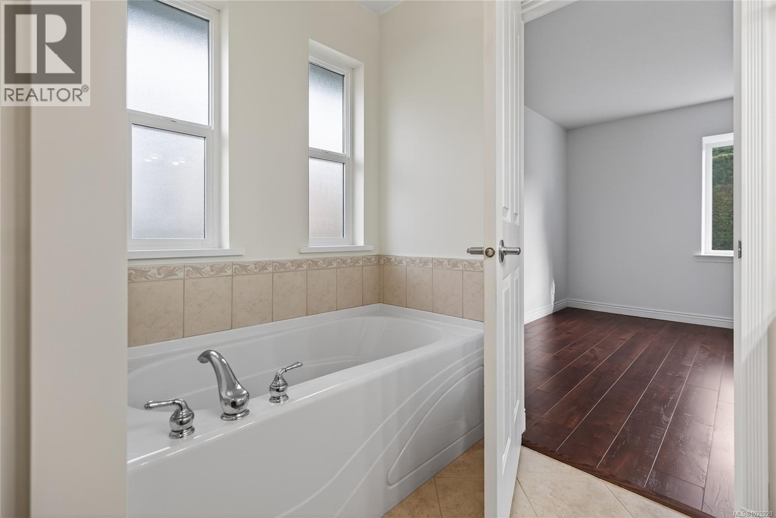 #127 1919 ST. ANDREWS PL - 28