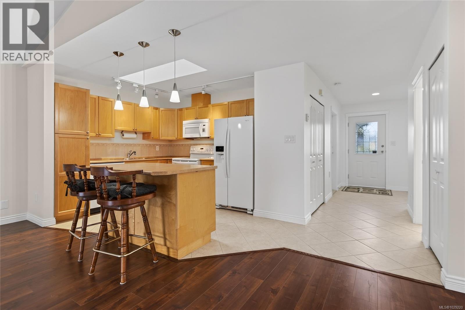 #127 1919 ST. ANDREWS PL - 8