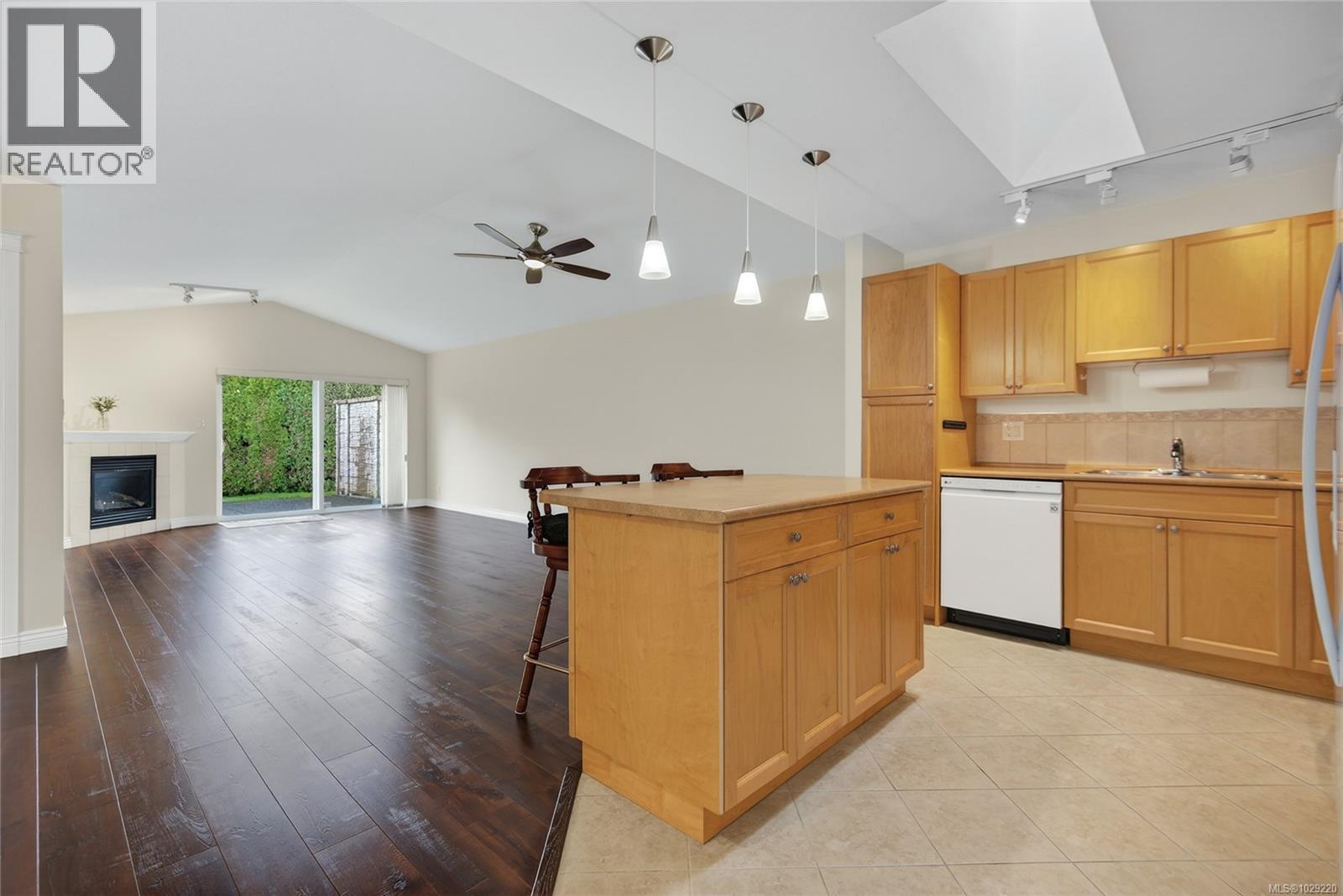 #127 1919 ST. ANDREWS PL - 9