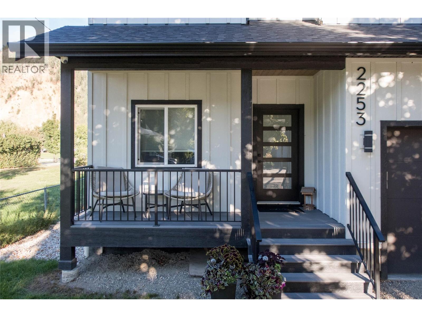 2253 Shuswap Avenue, Lumby