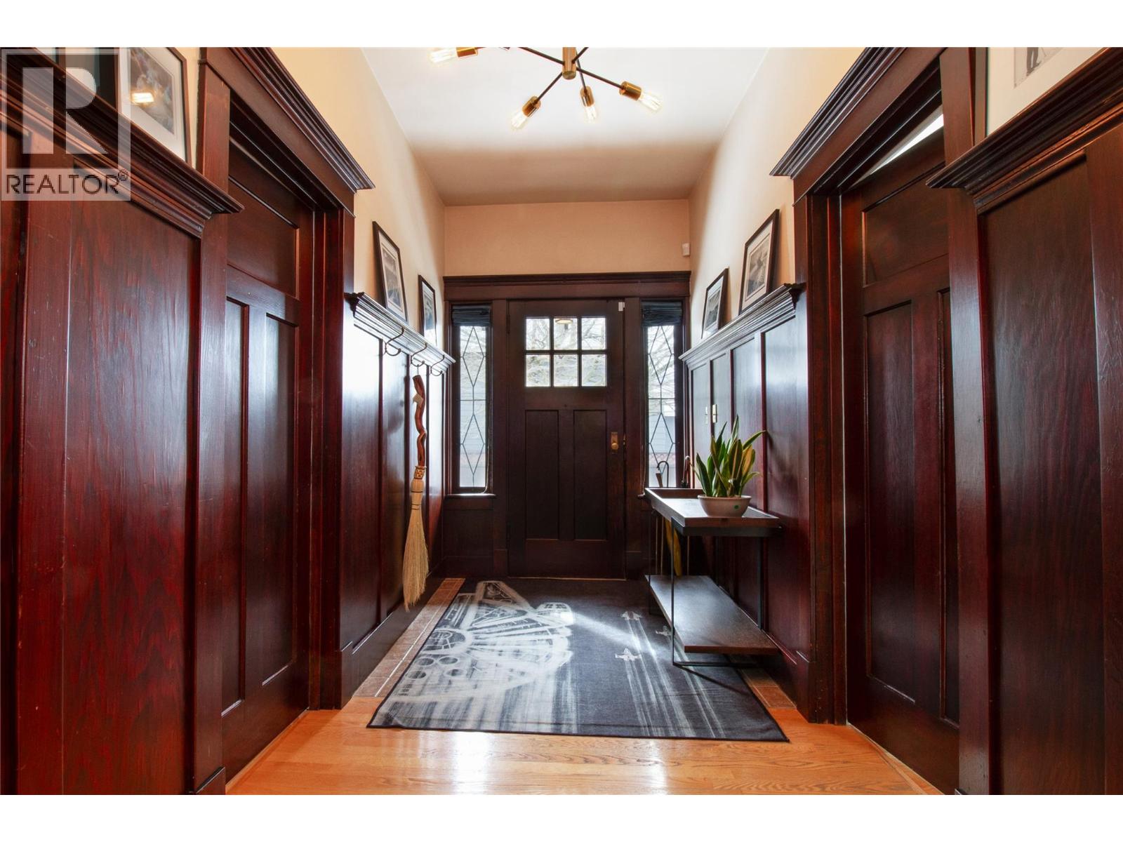 611 Mackenzie Avenue, Revelstoke