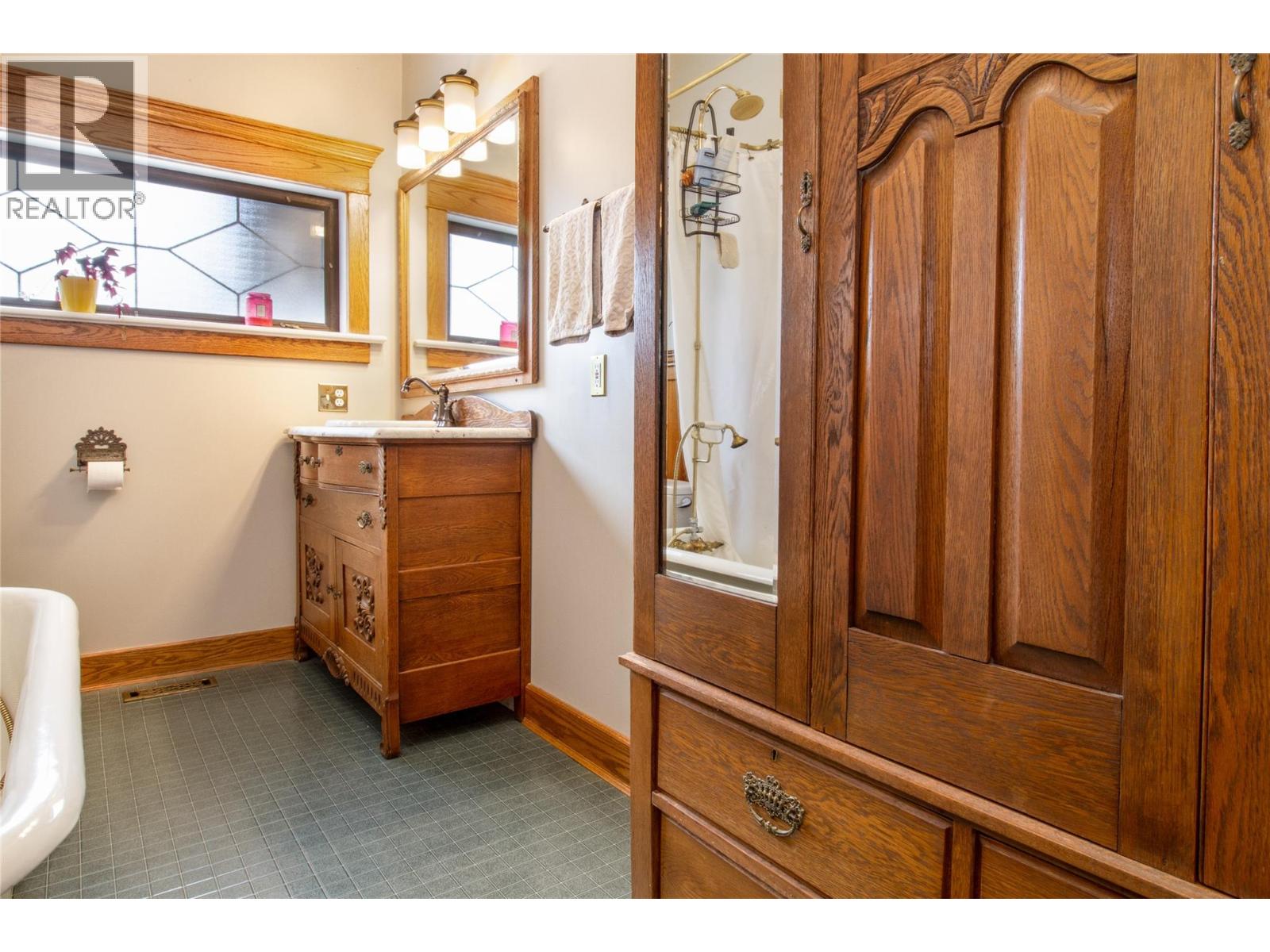 611 Mackenzie Avenue, Revelstoke