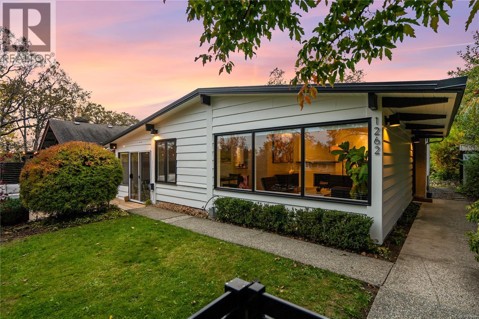  1262 Roslyn Road, Oak Bay