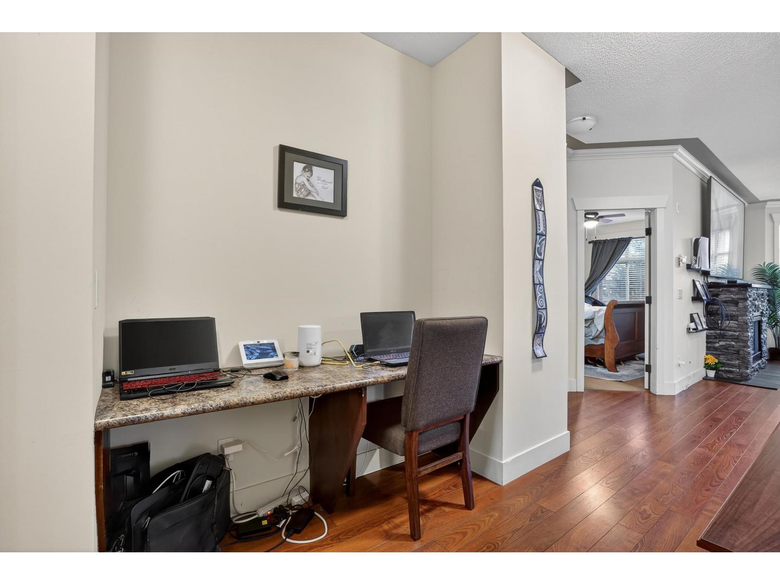 100 45893 CHESTERFIELD AVENUE, Chilliwack Downtown, Chilliwack