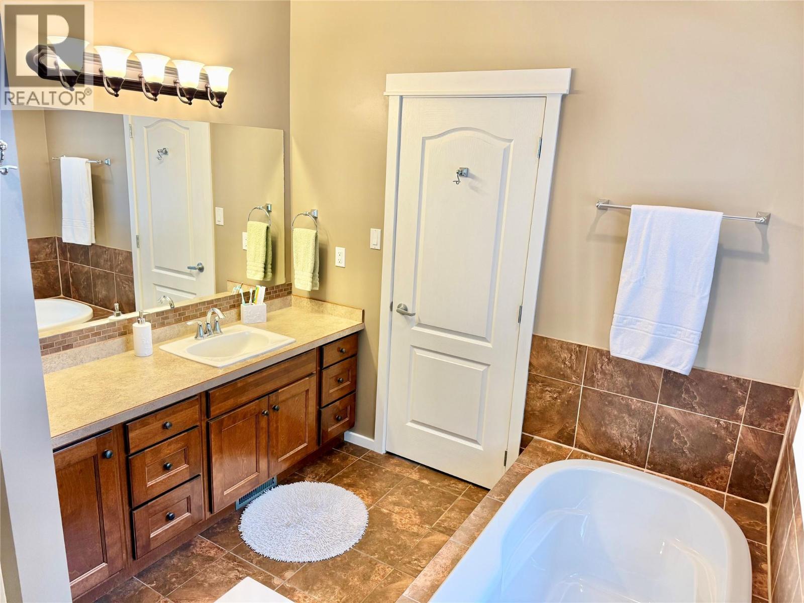 355 PROSPECT Drive, Grand Forks