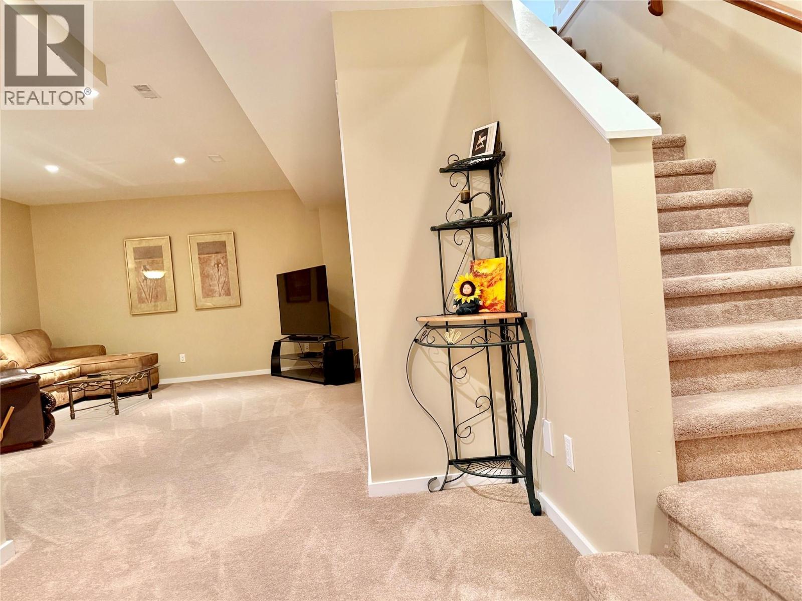 355 PROSPECT Drive, Grand Forks