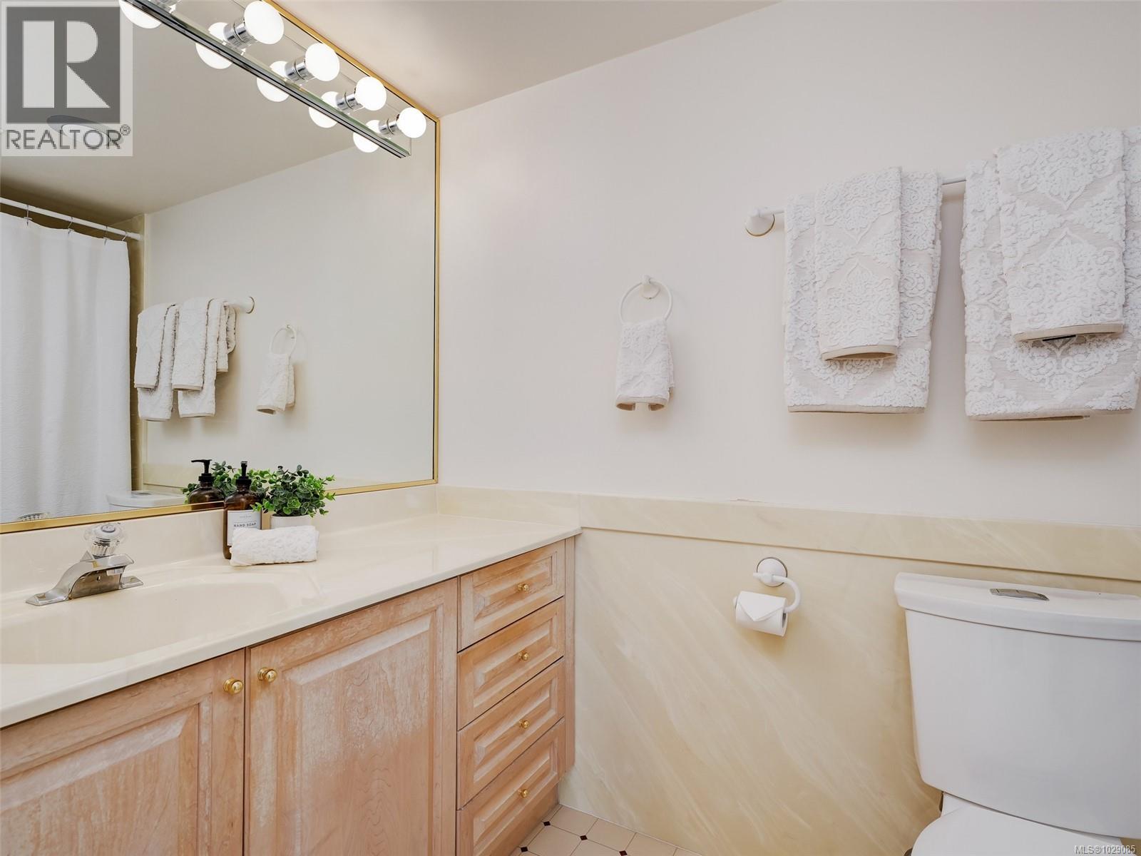 1010 647 Michigan St, Victoria