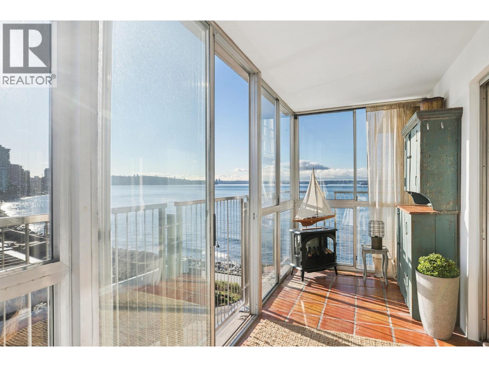 408 150 24TH STREET, West Vancouver