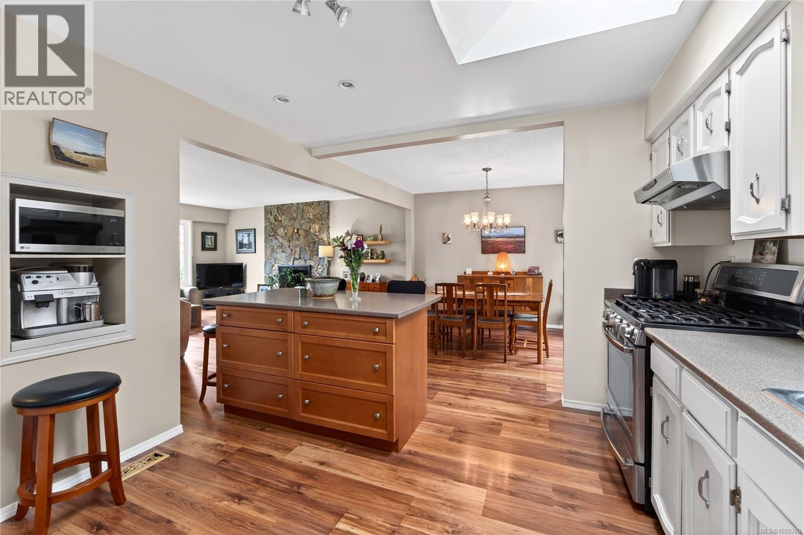  1503 Edgemont Road, Saanich