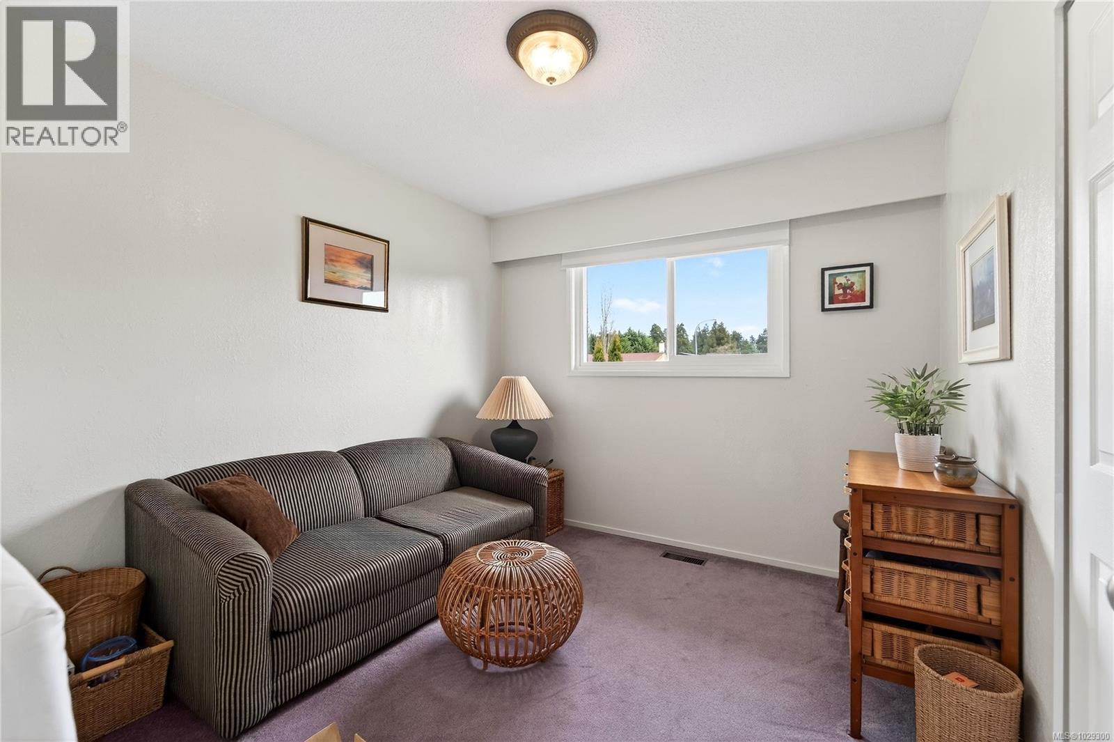  1503 Edgemont Road, Saanich