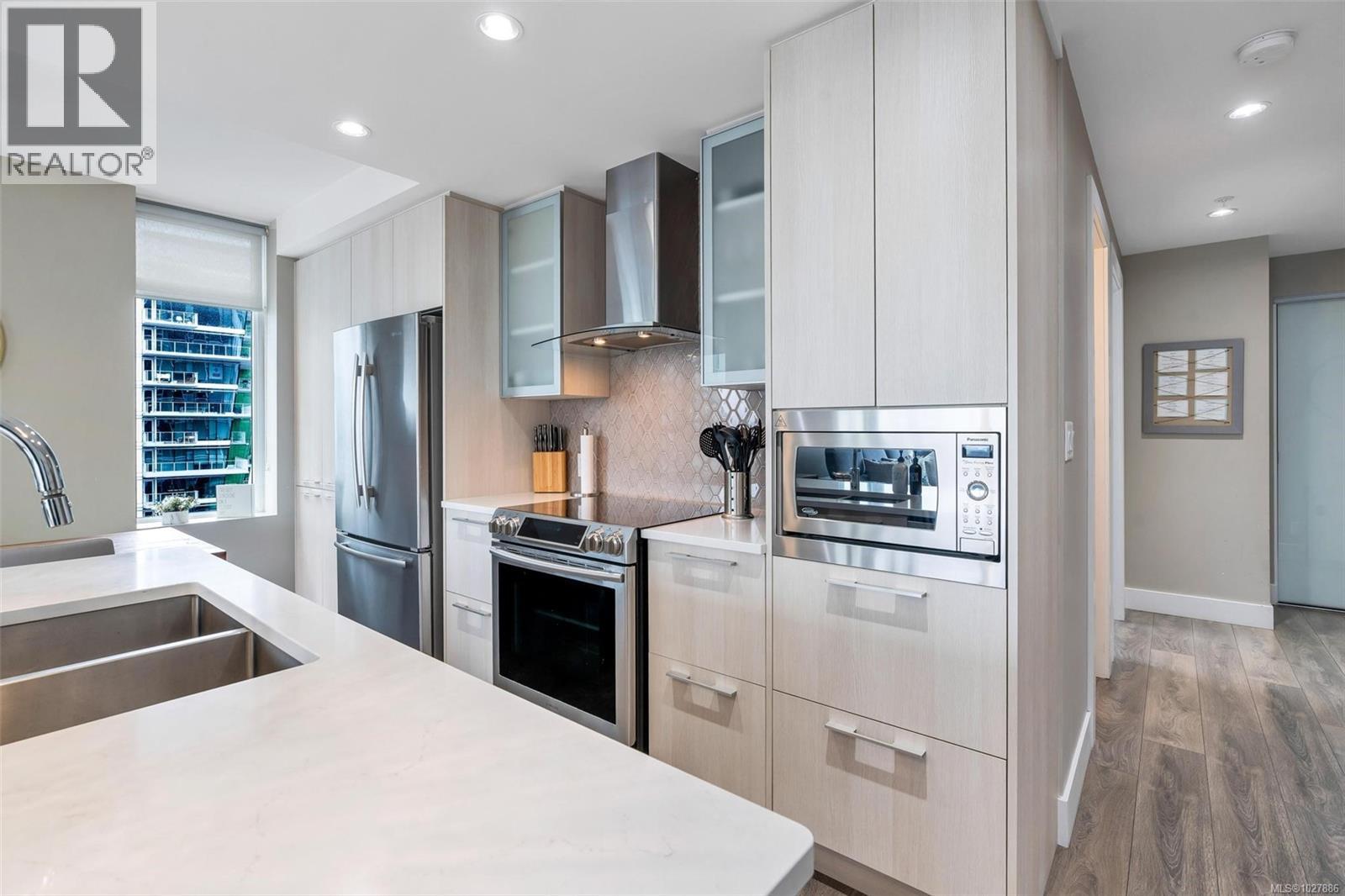 #1005 960 YATES ST - 10