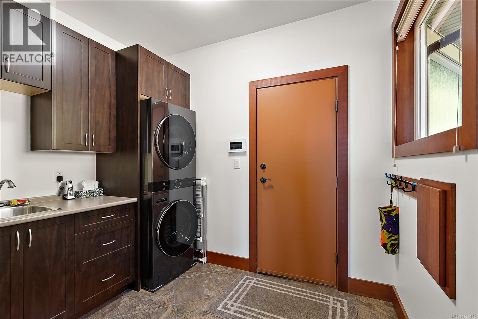  10206 Surfside Place, Sidney