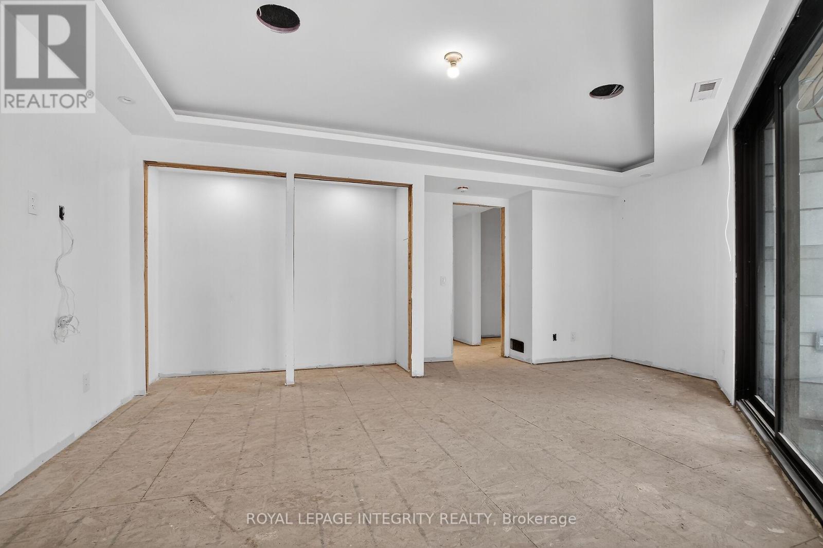 112 QUEEN ELIZABETH DRIVE - 11