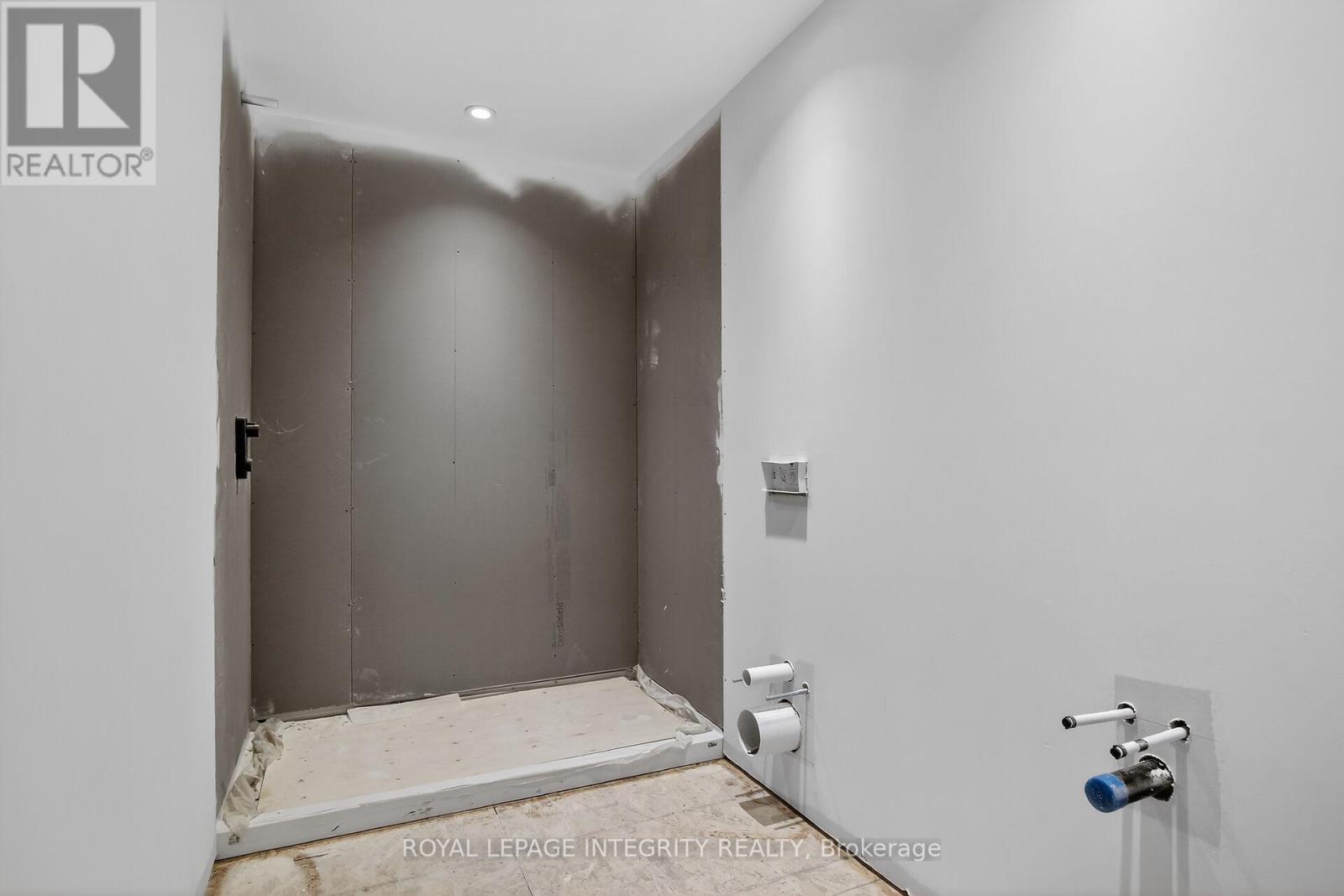 112 QUEEN ELIZABETH DRIVE - 12
