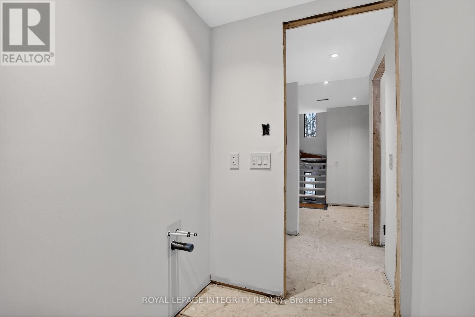 112 QUEEN ELIZABETH DRIVE - 13