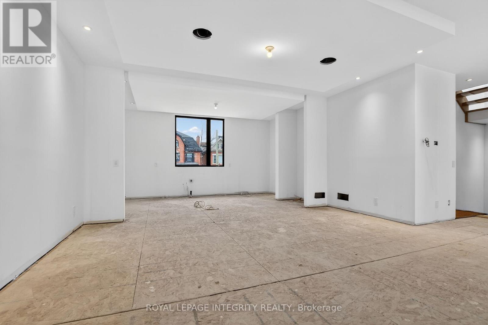 112 QUEEN ELIZABETH DRIVE - 20