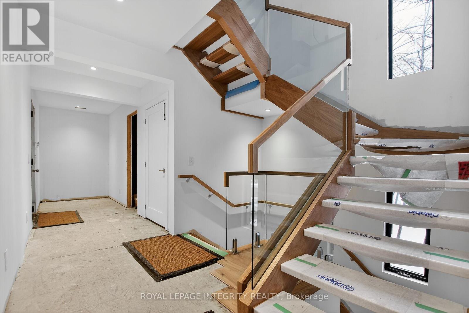 112 QUEEN ELIZABETH DRIVE - 6