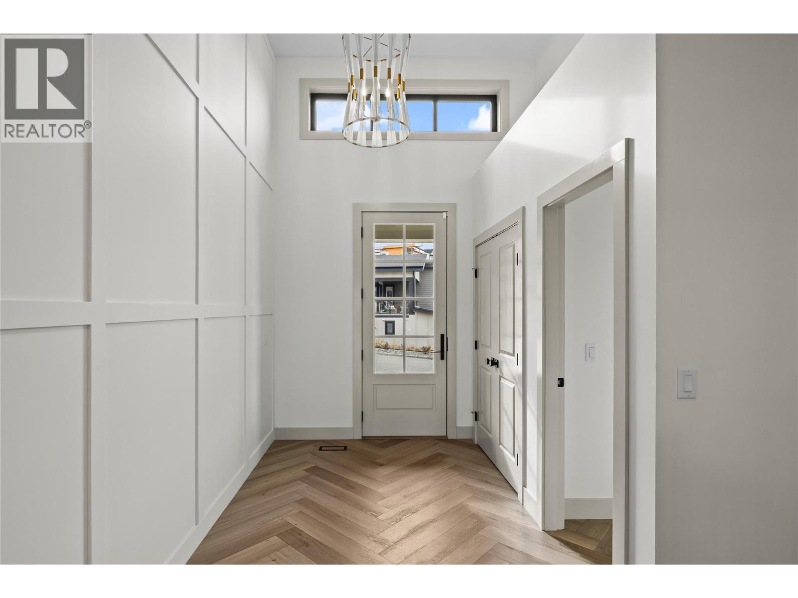 1062 Emslie Street, Kelowna