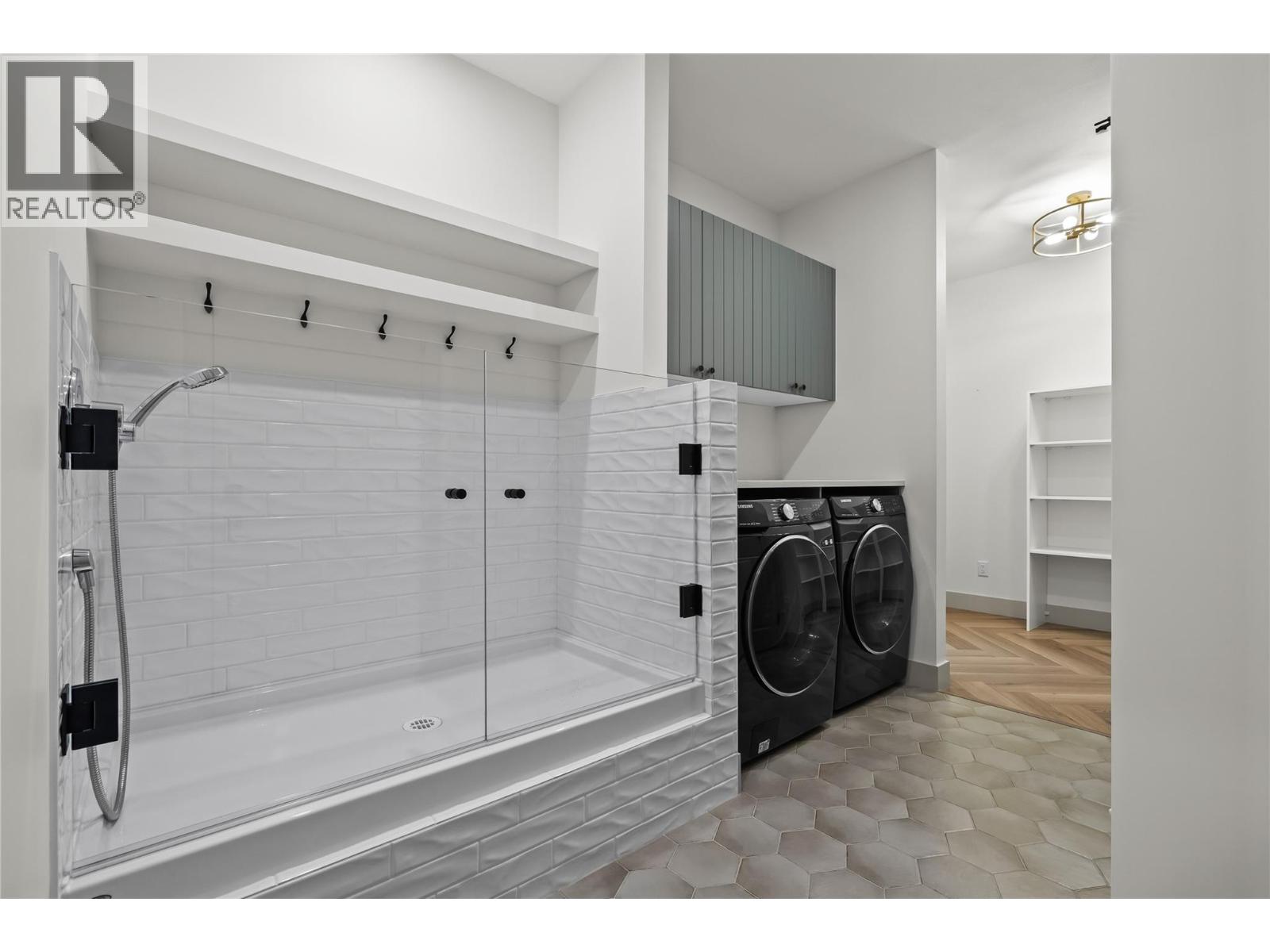 1062 Emslie Street, Kelowna