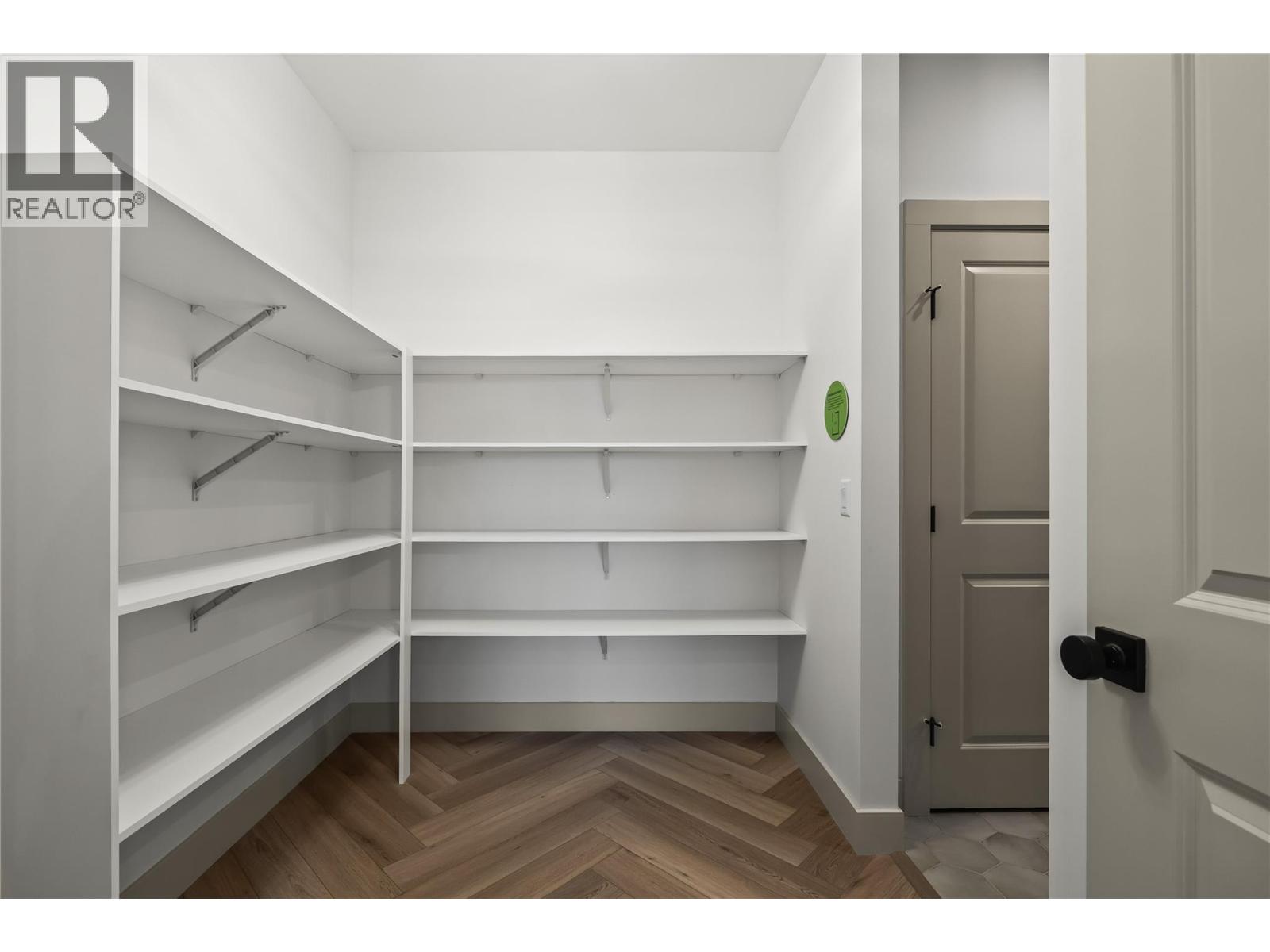 1062 Emslie Street - 34