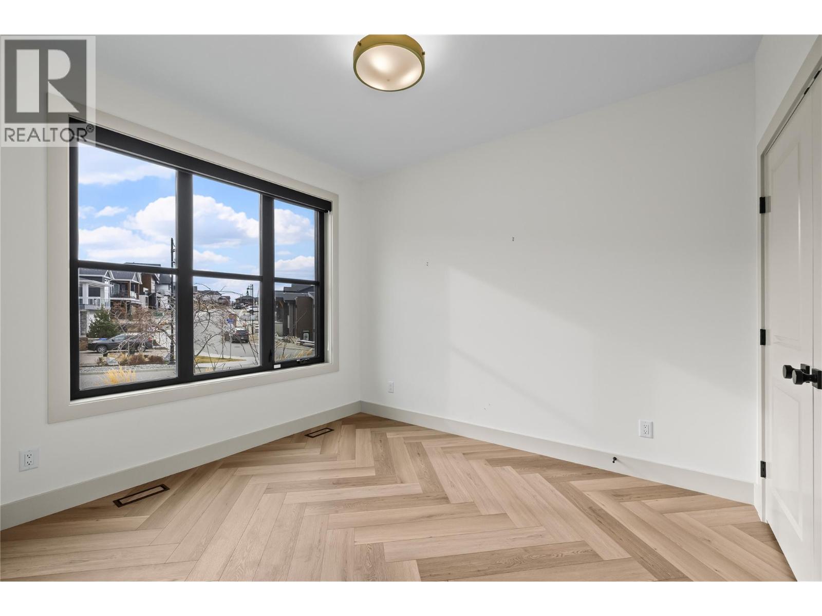 1062 Emslie Street, Kelowna