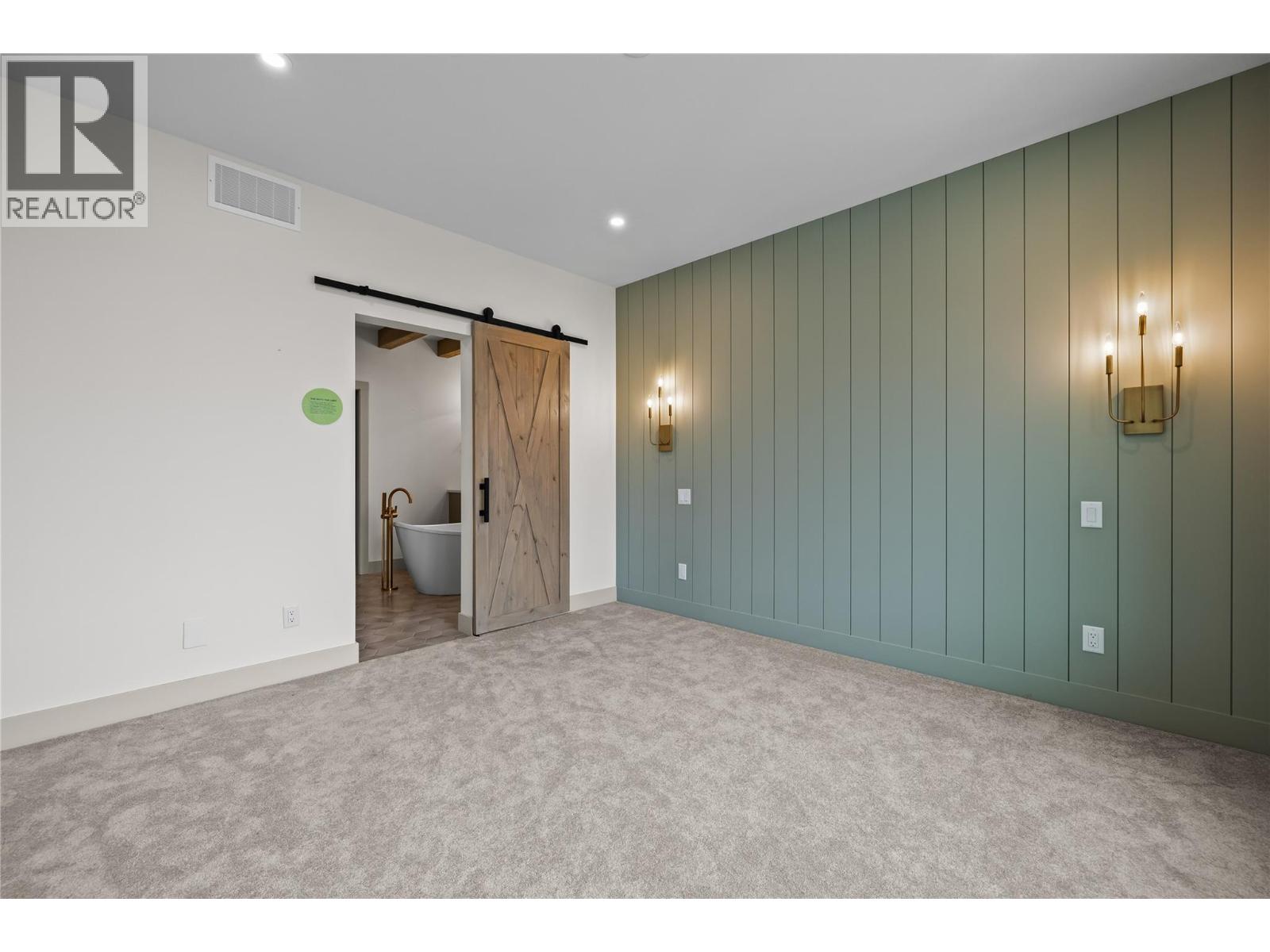 1062 Emslie Street, Kelowna