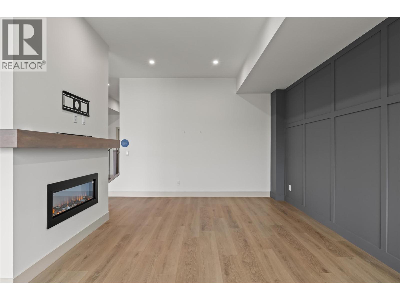 1062 Emslie Street - 53