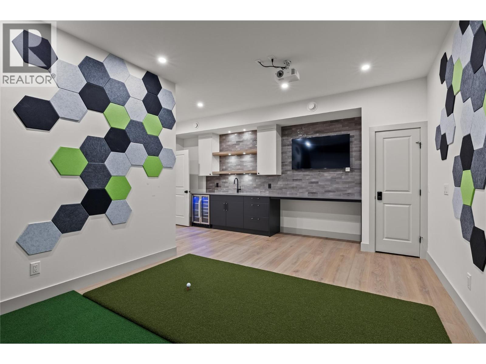 1062 Emslie Street, Kelowna