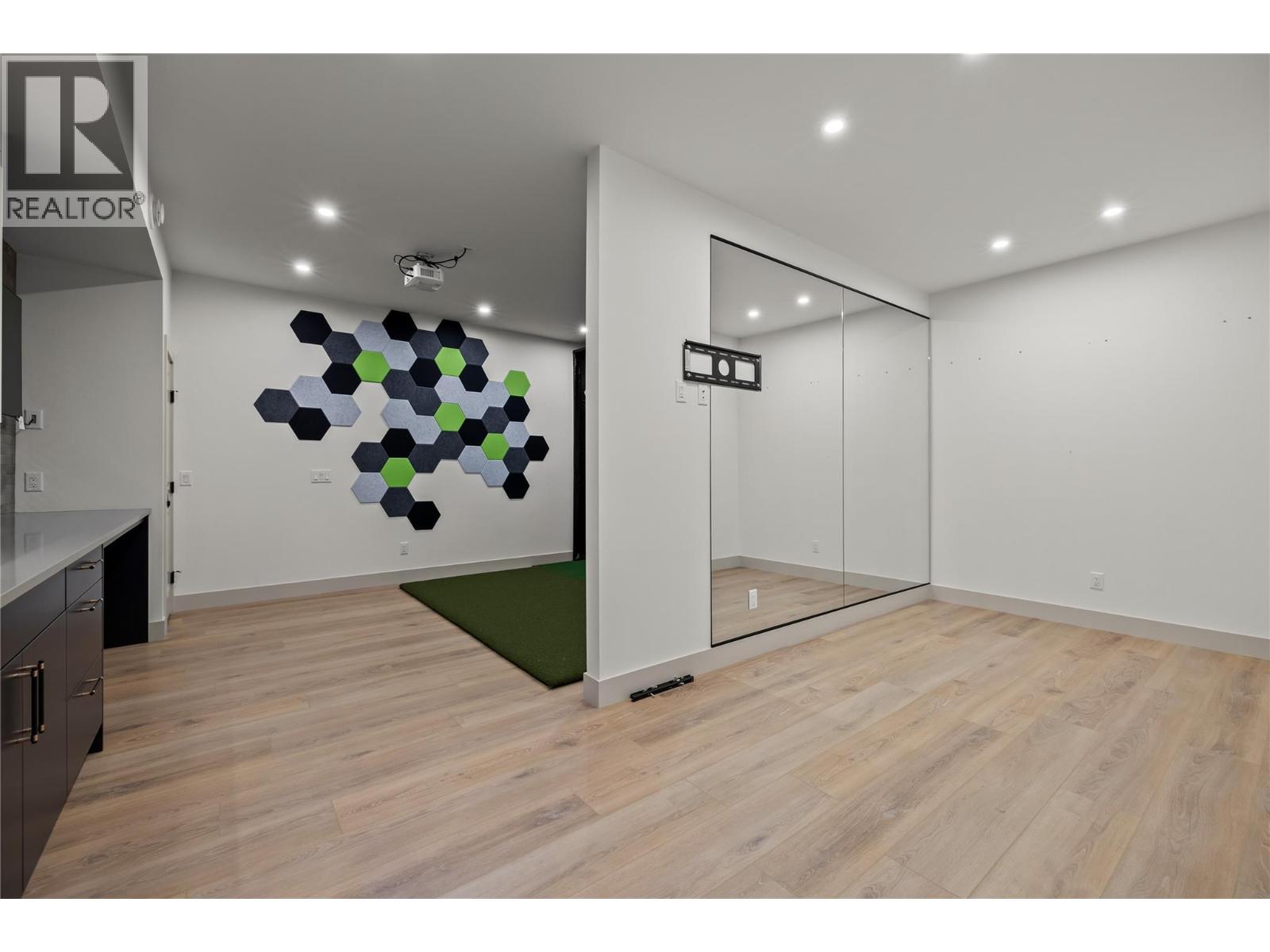 1062 Emslie Street - 67