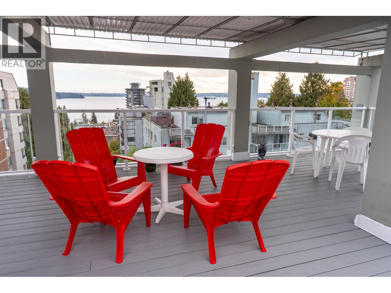 402 1750 ESQUIMALT AVENUE, West Vancouver