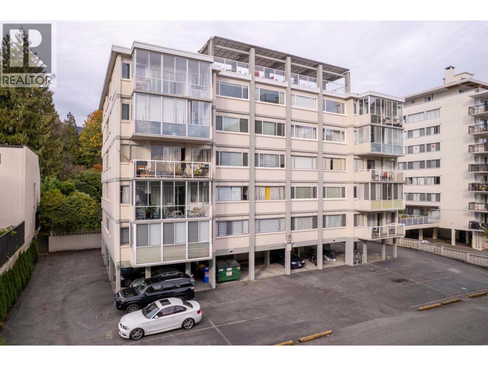 402 1750 ESQUIMALT AVENUE, West Vancouver
