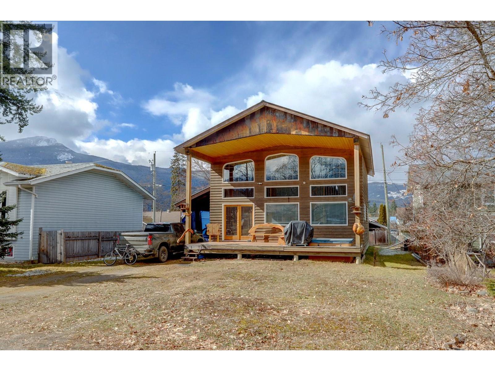 308 3rd Avenue NW, Nakusp