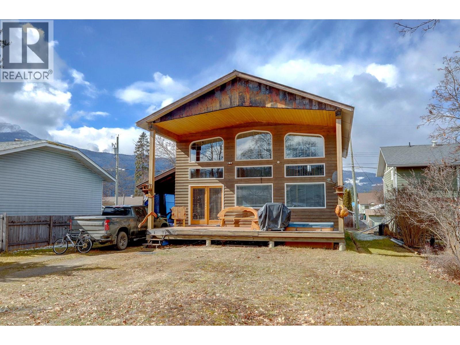 308 3rd Avenue NW, Nakusp