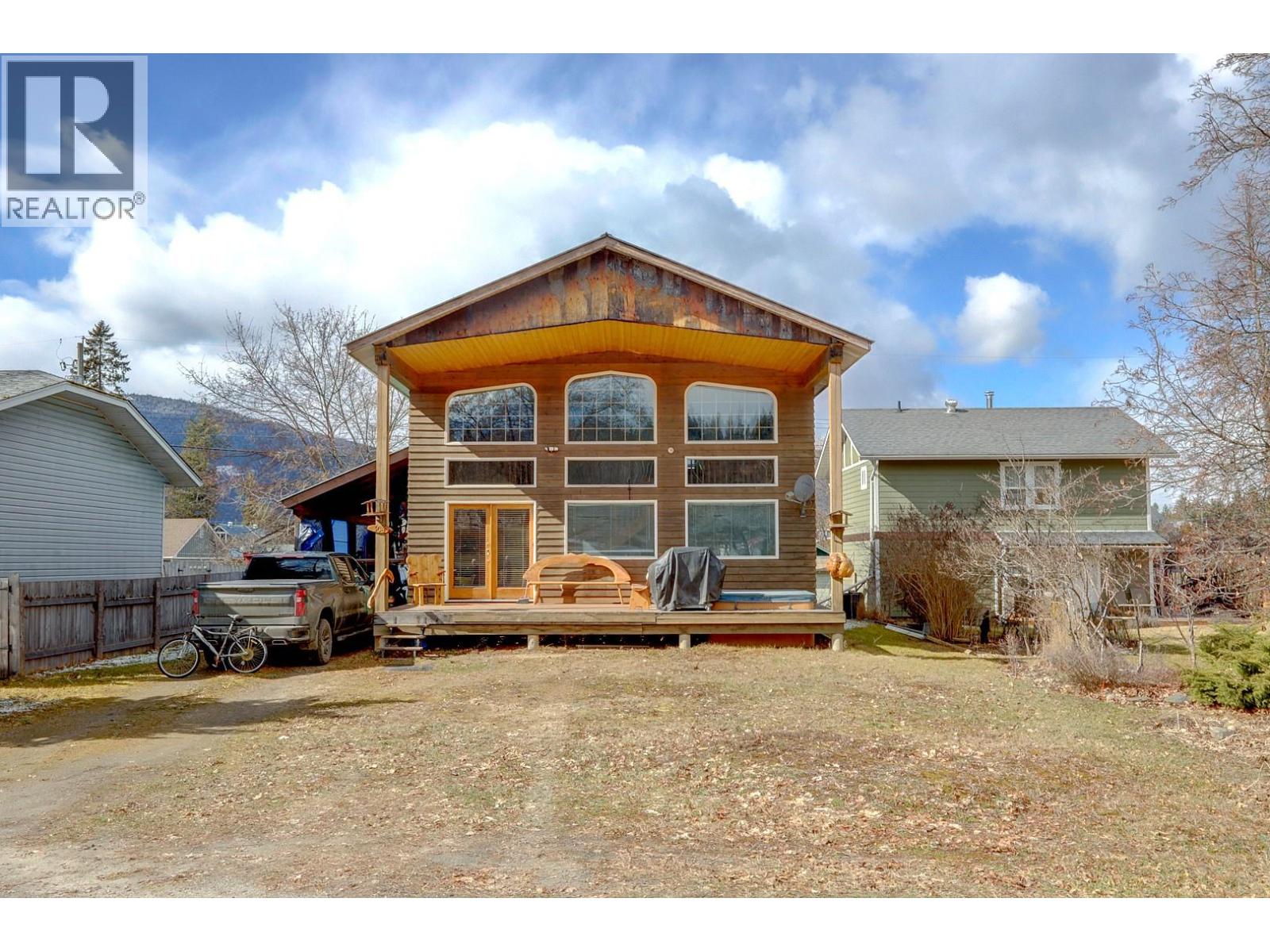 308 3rd Avenue NW, Nakusp